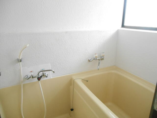 浴室／窓があって明るい浴室