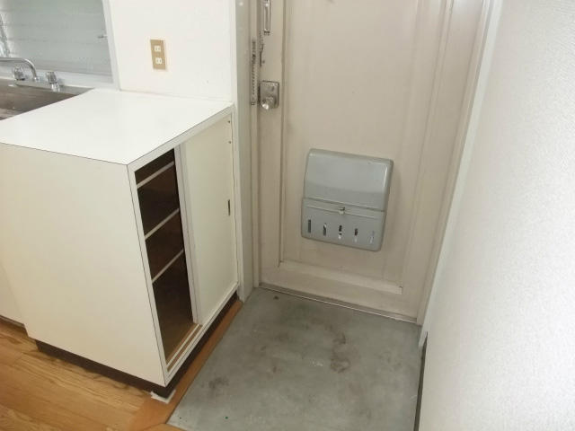 玄関／シューズボックスで玄関スッキリ　上には電子レンジなどが置けま