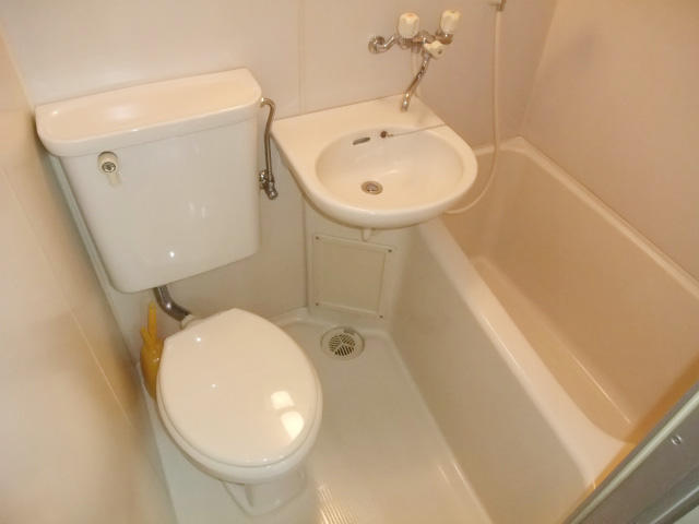浴室／上水道が無料で使い放題です　３点式ＵＢですが、小田原駅徒歩８