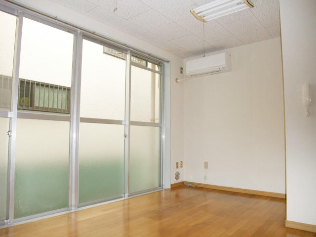 リビング以外の居室／広い開口部が特徴的　エアコンを２０１０年に交換しました