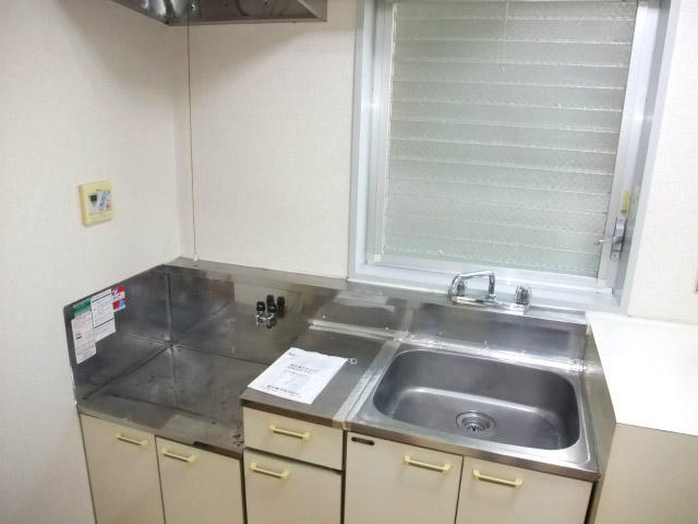 キッチン／換気扇の他にも大きな窓があるので換気もバッチリ☆