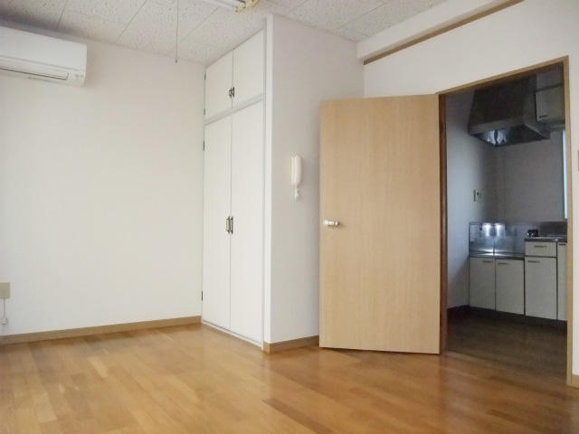 リビング以外の居室／築年数は経っていますが、リフォーム済みの綺麗な室内です