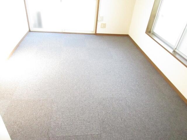 リビング以外の居室／２面採光の明るい室内！