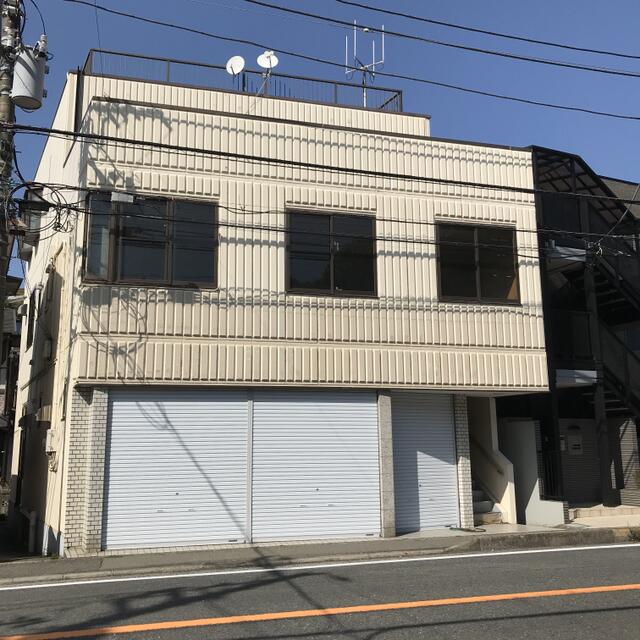 現地（外観）／白の外壁に緑色のシャッター