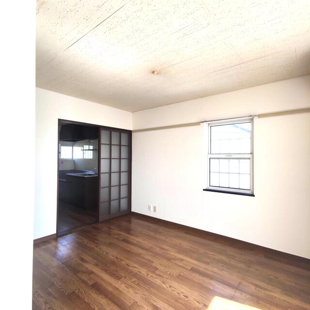 リビング以外の居室／角部屋ですので解放感のある室内です。