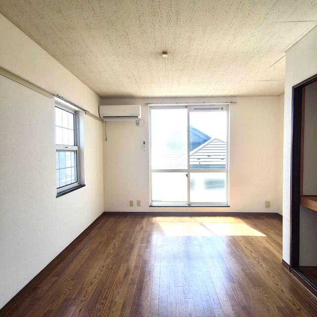 リビング以外の居室／南向きなので明るい室内です。