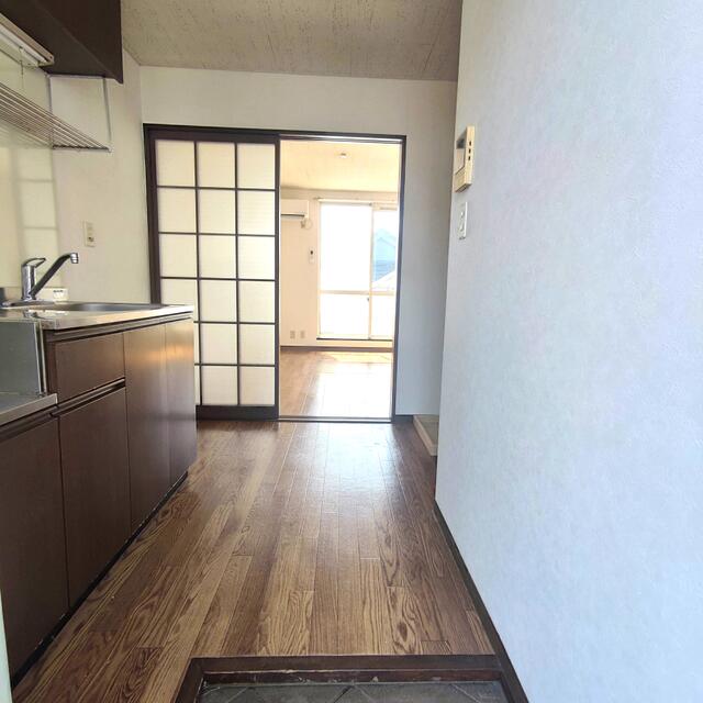 玄関／玄関入って左側がキッチンです。