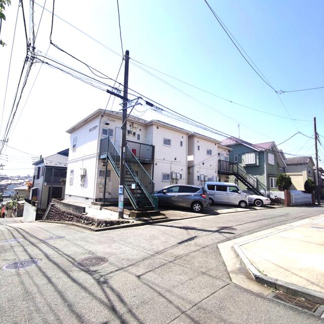 現地（外観）／角地にある物件です。