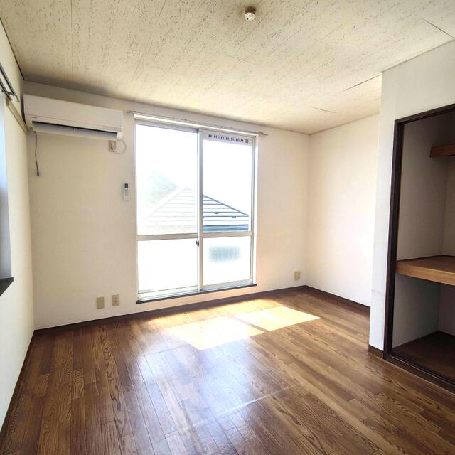 リビング以外の居室／木目調の床なので落ち着ける室内です。