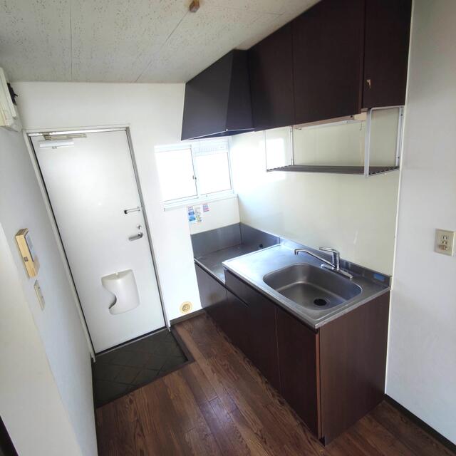 キッチン／玄関入ってすぐのキッチンです。