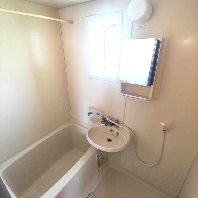 浴室／窓のあるバスルームで換気もできます