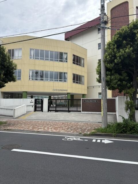 川崎市立塚越中学校 (523m)