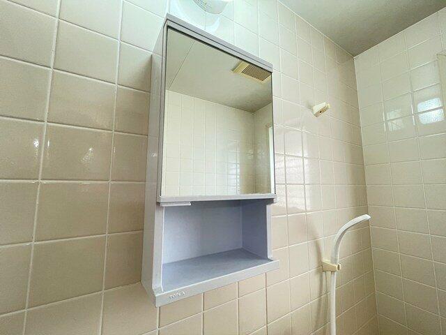 洗面台・洗面所／洗面台の鏡は開くと収納スペースになっています！細かい洗面道具