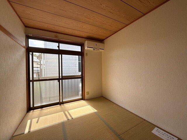 リビング以外の居室／南西向き和室6帖☆バルコニーに繋がる落ち着くお部屋です！エア