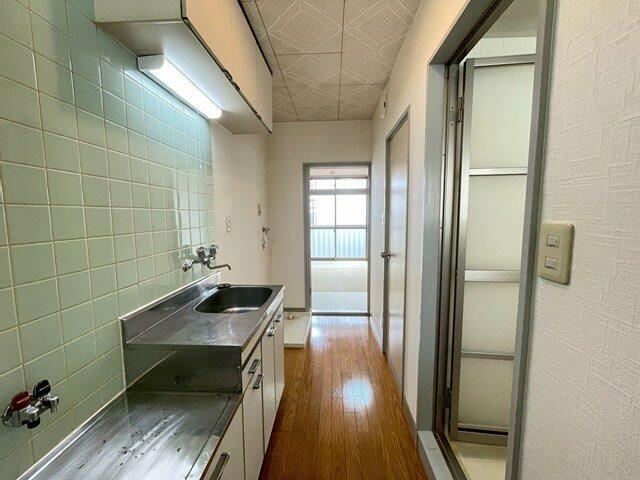 住戸からの眺望／玄関から室内への景観です！キッチンの奥に和室6帖のお部屋があ