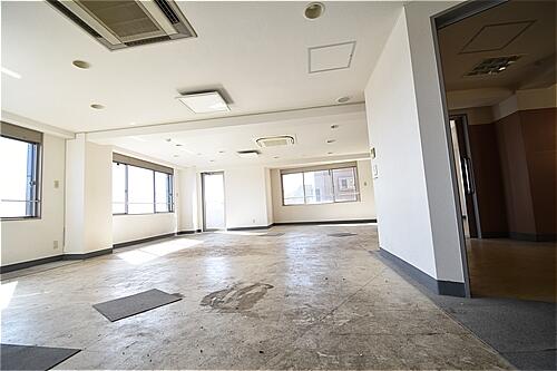 内装等は前テナントの残置物になります