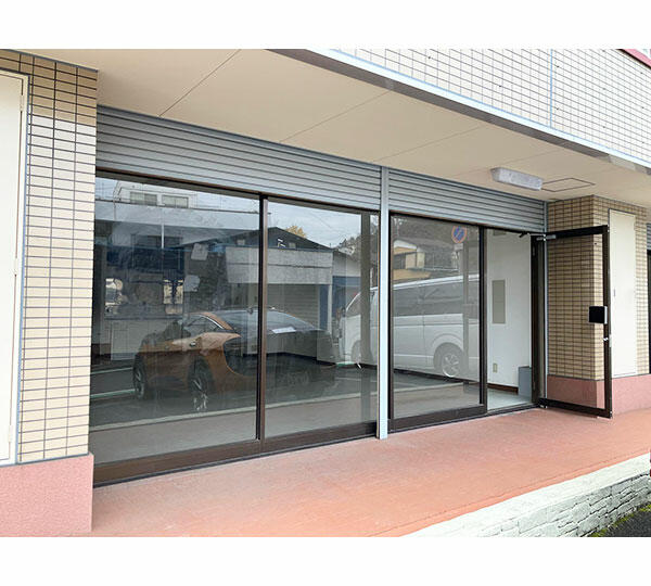 共用部エントランス／北側（夏場は快適）のガラス張りの店舗入口です。