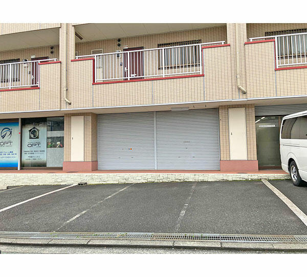 現地（駐車場）／前面駐車場２～３台（車種による）付です。