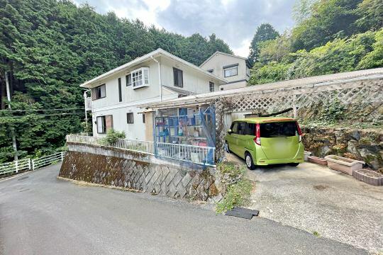 現地（外観）／小型車に限り、２台停められます／撮影日2025-09-28