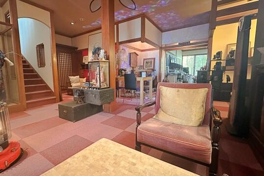 階段を上ると２階　和室が６室ございます