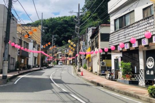 観光客で賑わう温泉街に所在します