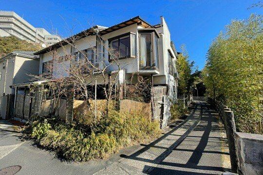 現地（外観）／橋のたもと、角地にございます