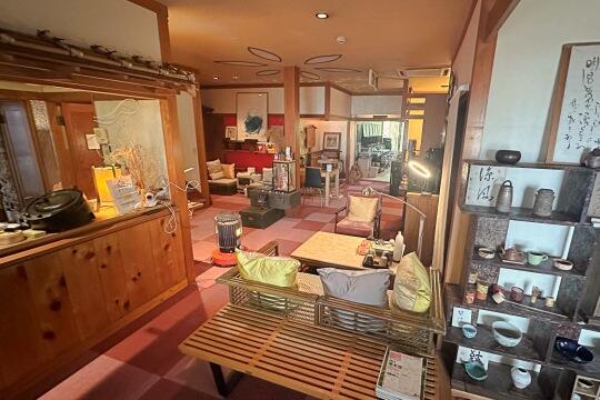 民宿のフロントの名残りを残しております