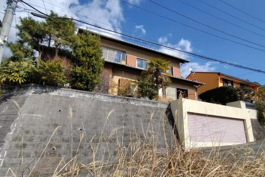 現地（駐車場）／ガレージには電動シャッターが付いております