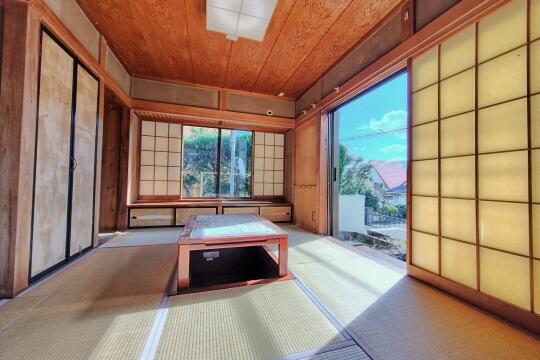 リビング以外の居室／二面採光で明るい和室は掘りごたつがあるほっこりするお部屋です