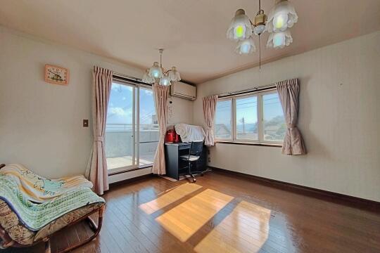 リビング／２階には洋室が２部屋ございます／撮影日2026-02-23