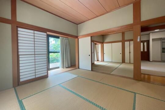 リビング以外の居室／一階の６帖、８帖の和室、明るい広縁があります／撮影日2025-07-06