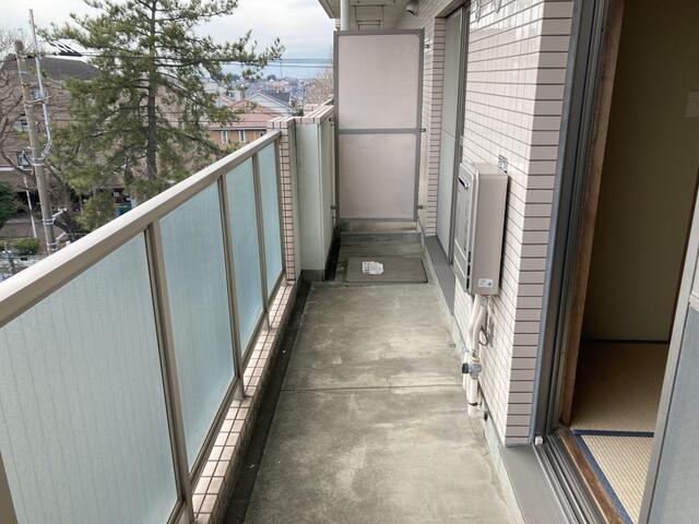 バルコニー／南向きで日当たり良好★ＬＤＫと和室にかけて広いバルコニーです