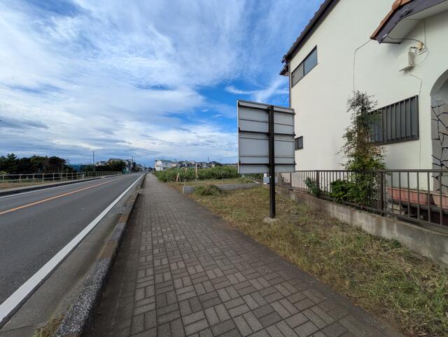 前面道路です。幅員約１２ｍあり、歩道部分は約２．５ｍあります