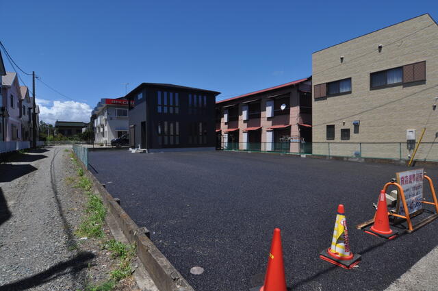 現地（外観）／新築　１棟貸しです。黒のおしゃれな建物です