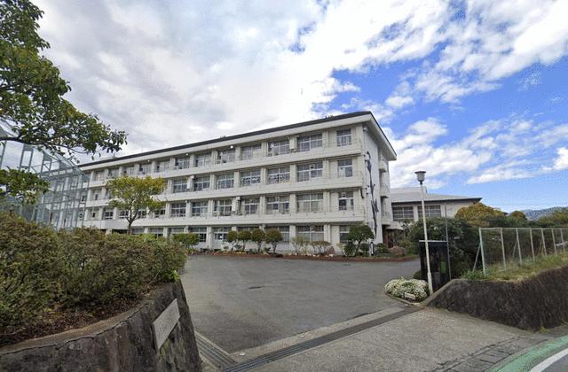 南足柄市立足柄台中学校 (1,648m)