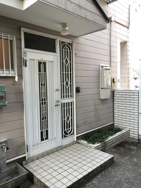 玄関／雨の日に嬉しい屋根付きの玄関です