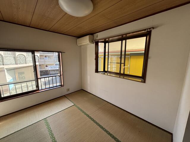 出窓があって明るいお部屋です