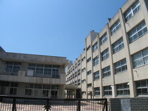 横浜市立瀬谷第二小学校 (685m)