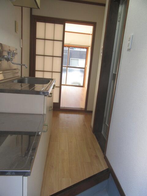 玄関／玄関外側より室内