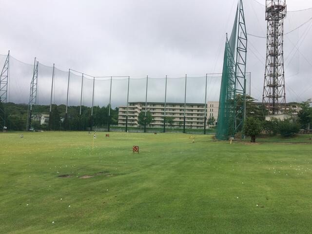 御代田ゴルフガーデン　マンション隣接　夏はネットにカブトムシ！ネットの向こうが１番館 (100m)