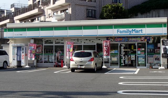 ファミリーマート六ッ川二丁目店 (600m)