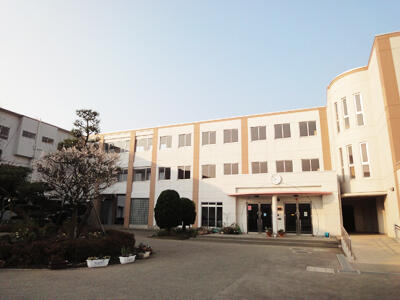 茅ヶ崎市立柳島小学校 (946m)