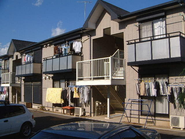 現地（外観）／部屋は建物に向かって１階右部屋です。