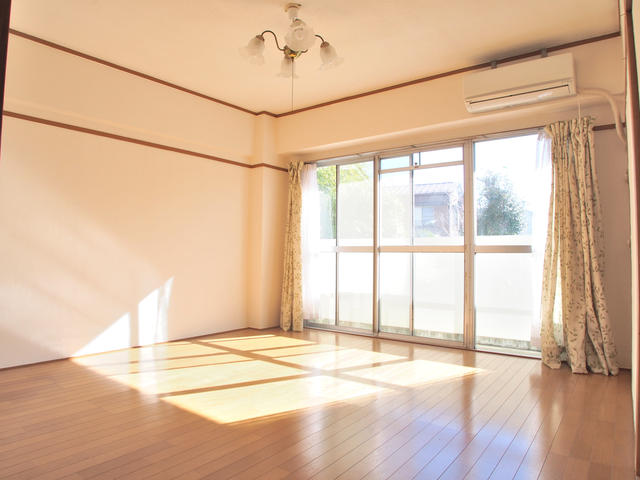 リビング以外の居室／洋室８帖のお部屋で日当たり良好です
