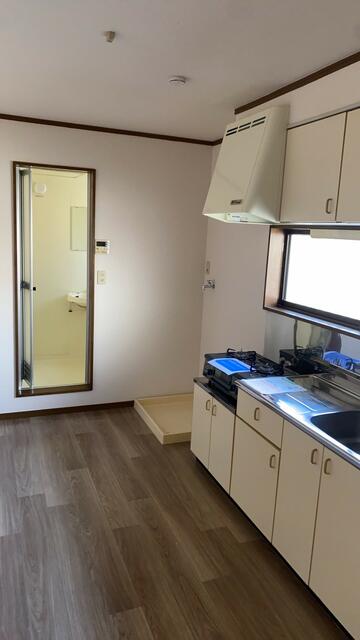 キッチン／広めのキッチン奥には洗濯機置場あります／撮影日2025-03-21