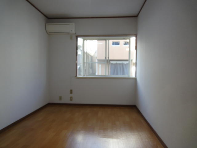 リビング以外の居室／リフォーム済で綺麗な室内