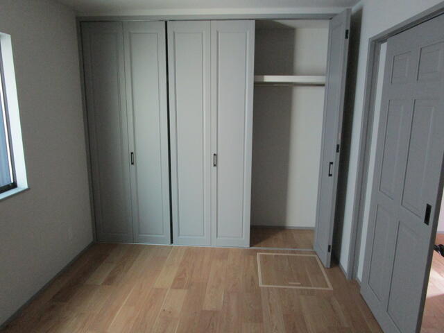 リビング以外の居室／Ａ号棟の１階の納戸。建築基準法上の表記は納戸ですが洋室として