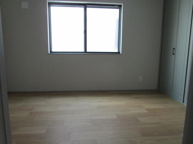 リビング以外の居室／Ａ号棟の１階の納戸。建築基準法上の表記は納戸ですが洋室として