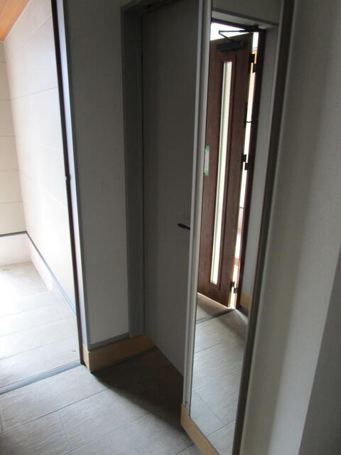 玄関／Ａ号棟の玄関にはシューズインクローゼットの他にもシューズ収納