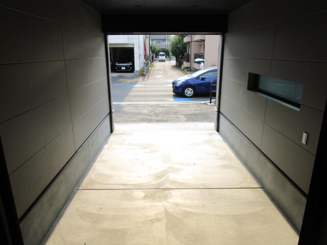現地（駐車場）／Ａ号棟ガレージをＳＩＣから撮影。電動シャッター付きです